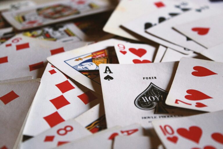 A Fascinante História e Simbolismo das Cartas de Baralho